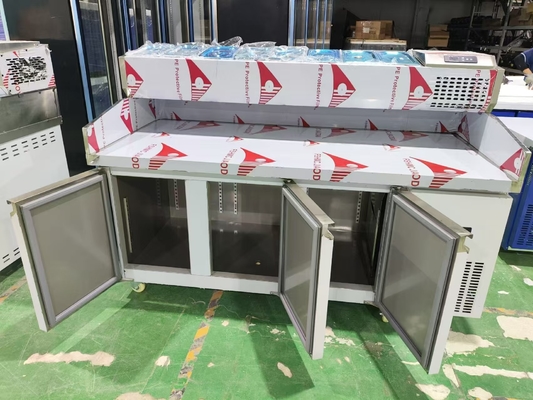 1.8M Mesa de trabajo de ensalada 3 puertas Bajo el mostrador Mesa de preparación de pizza refrigerada con pantalla superior